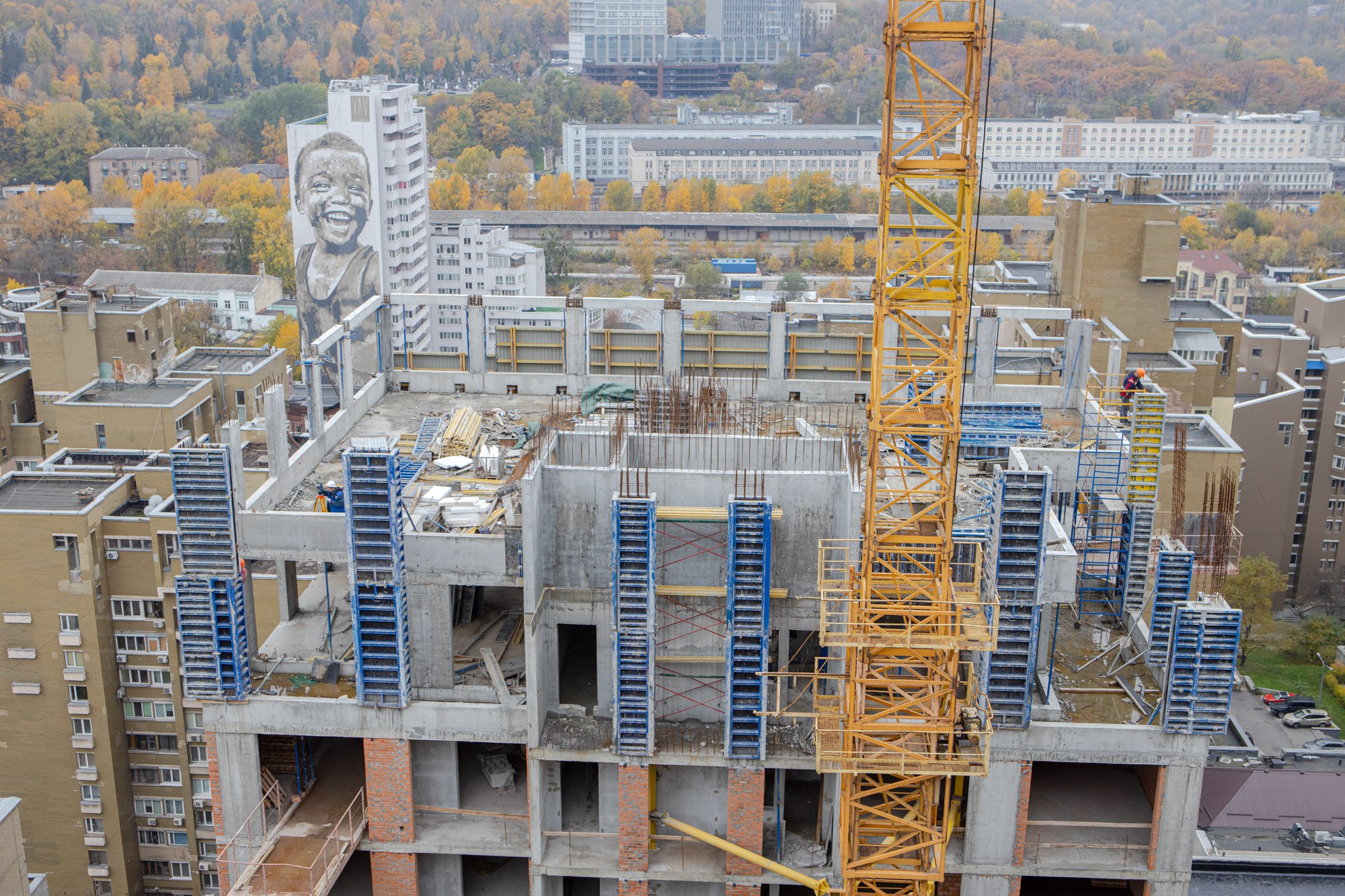 Строить, несмотря ни на что. Кому и как это удается